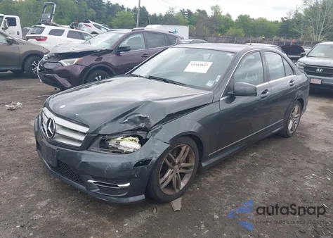 2013 Mercedes-Benz C 300 Luxury 4Matic/Sport 4Matic z USA, uszkodzony, nr VIN WDDGF8AB5DR286740